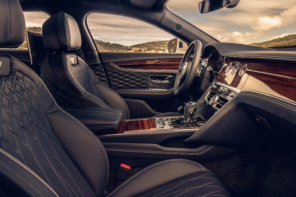 Bentley Flying Spur: роскошный седан, объединяющий традиции и технологии фото 6
