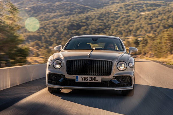 Bentley Flying Spur: роскошный седан, объединяющий традиции и технологии фото 2