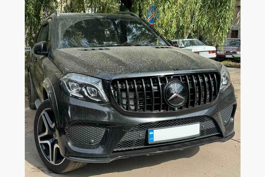 Mercedes GL/GLS class X166 2012-2019 гг. Передняя эмблема под стеклом, черная окантовка a0008880111 (Для GLS) Image