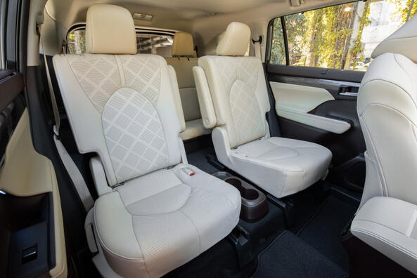 Обзор Toyota Highlander IV поколения: надежный семейный кроссовер фото 6