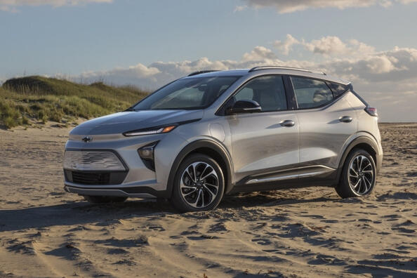 Chevrolet Bolt EUV: электрический компакт-кросс с запасом хода до 400 км.