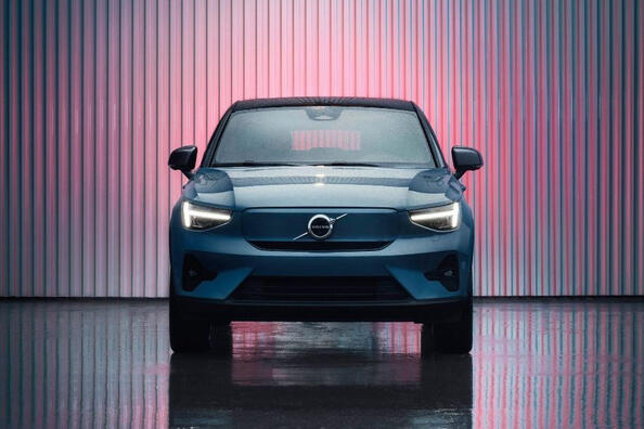 408-сильный электрический кроссовер Volvo C40