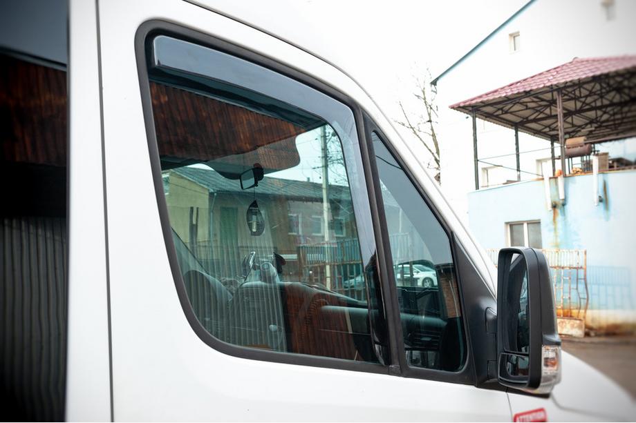 Volkswagen Crafter 2006-2016 гг. Вставные ветровики на окна (тонированные, 2 шт., Cagatay) Фото 5