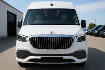 Mercedes Sprinter W907/W910 2018- гг. Передний бампер с решеткой (Maybach) фото 3