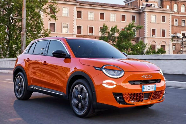 Обзор Fiat 600e: компактный электрокар с итальянским шармом