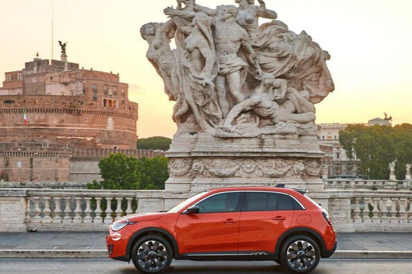 Обзор Fiat 600e: компактный электрокар с итальянским шармом фото 2