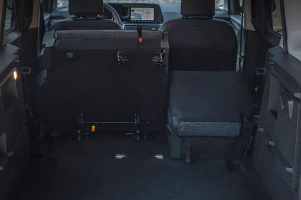 Обзор Ford Tourneo Courier второго поколения 2023 года фото 6