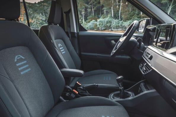 Обзор Ford Tourneo Courier второго поколения 2023 года фото 4