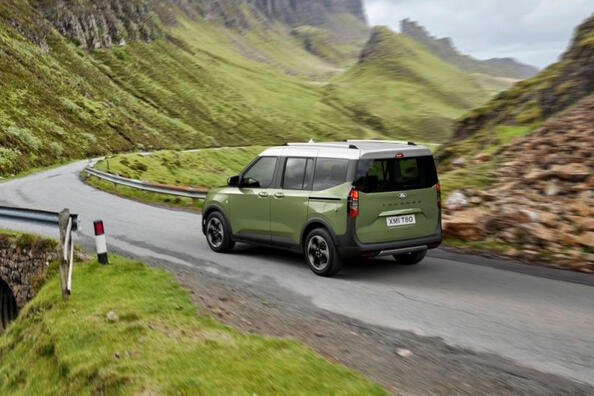 Обзор Ford Tourneo Courier второго поколения 2023 года фото 2