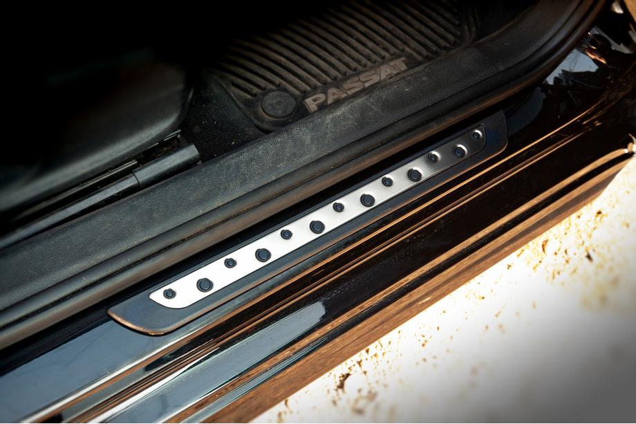 Volkswagen Passat B6 2006-2012 гг. Накладки на пороги (Dotline, 4 шт., нержавейка) Image