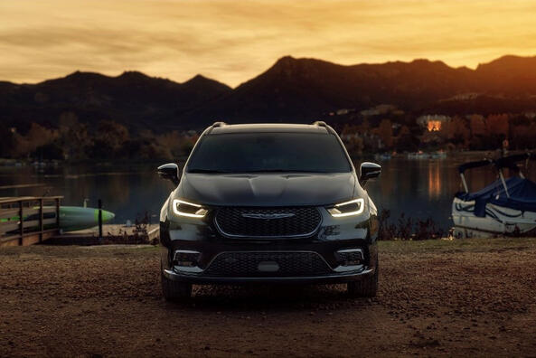 Обзор семейного минивэна Chrysler Pacifica