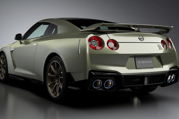 Обновленный Nissan GT-R 2023: обзор спортивного купе фото 2