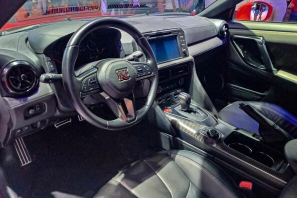 Обновленный Nissan GT-R 2023: обзор спортивного купе фото 6
