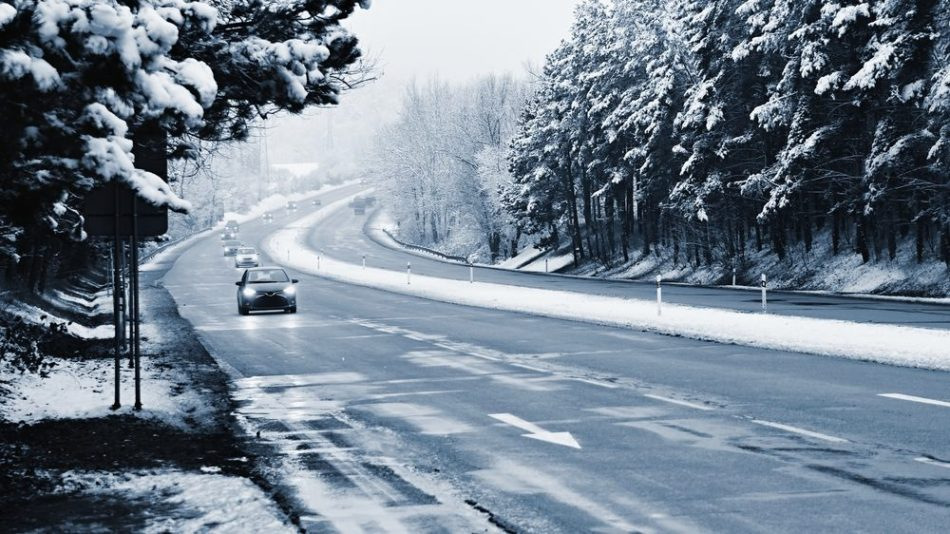 Как правильно ездить в гололед: советы автомобилистам