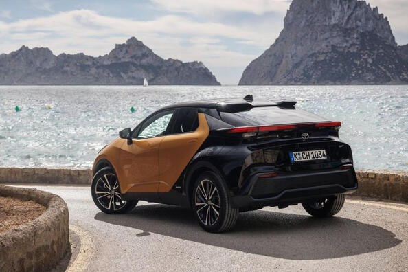 Обзор стильного гибридного кроссовера Toyota C-HR второго воплощения фото 4