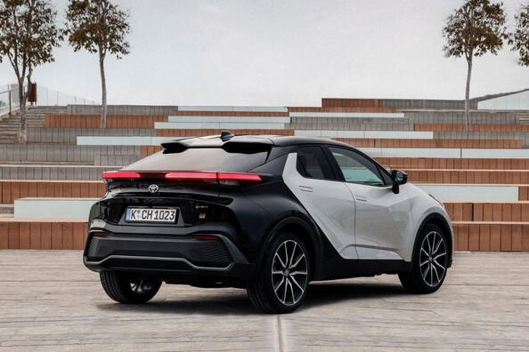 Обзор стильного гибридного кроссовера Toyota C-HR второго воплощения фото 5