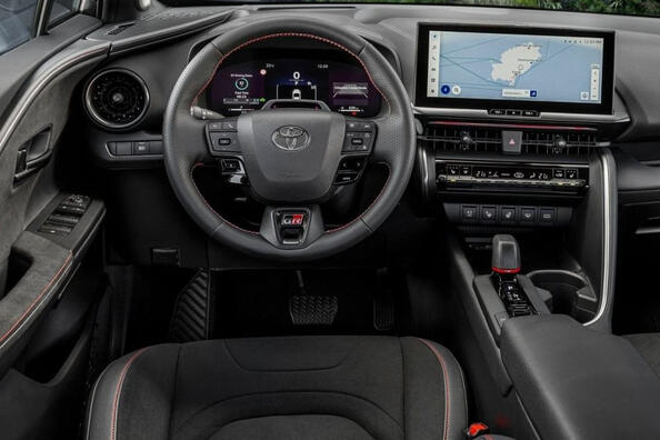 Обзор стильного гибридного кроссовера Toyota C-HR второго воплощения фото 6