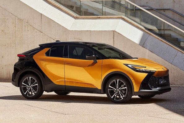 Обзор стильного гибридного кроссовера Toyota C-HR второго воплощения фото 2