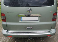 Volkswagen T5 Multivan 2003–2010 гг. Накладка на задний бампер с загибом (Omsa, нержавейка) Матовый фото 1