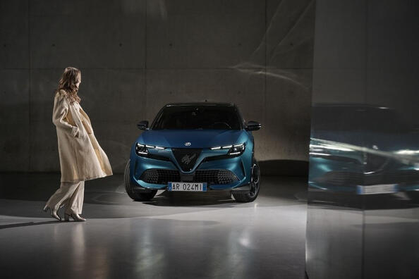 Alfa Romeo Junior Hybrid: обзор кроссовера