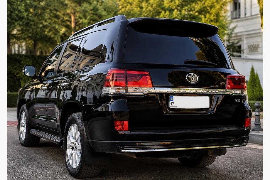 Toyota Land Cruiser 200 2007-2021 гг. Задняя накладка с хромом 2016↗ (Executive 2019/2021) Черный Фото 3