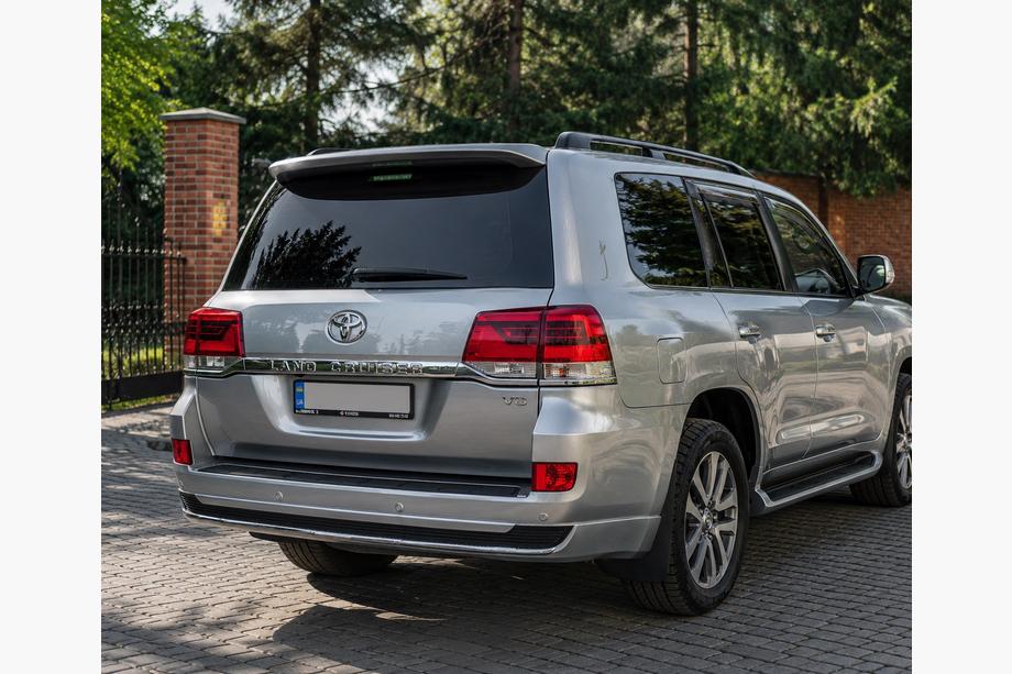 Toyota Land Cruiser 200 2007-2021 гг. Задняя накладка с хромом 2016↗ (Executive 2019/2021) Черный Фото 4