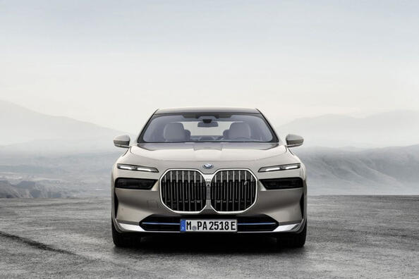 BMW i7: обзор флагманского электрического седана