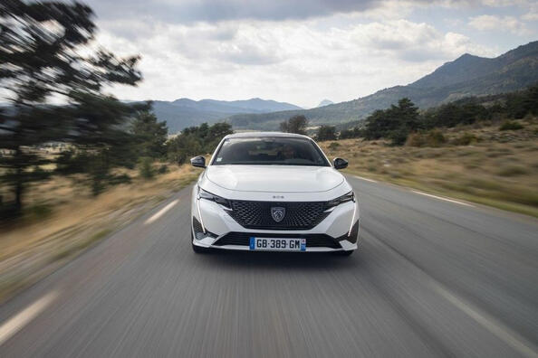 Peugeot e-308: Обзор стильного электрохэтчбека