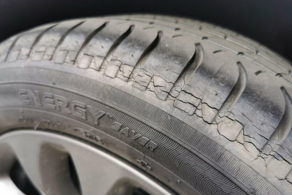 Почему трескаются шины автомобиля?