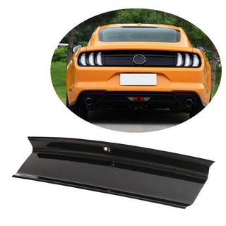 Накладка на крышку багажника (Карбон) Ford Mustang 2015-2023 гг. фото 1