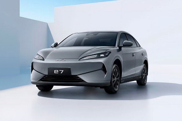 Обзор BYD E7 2025: Доступный электроседан для города