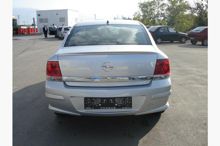 Opel Astra H 2004-2013 гг. Задняя нижняя накладка Sedan (грунт под покраску) Image