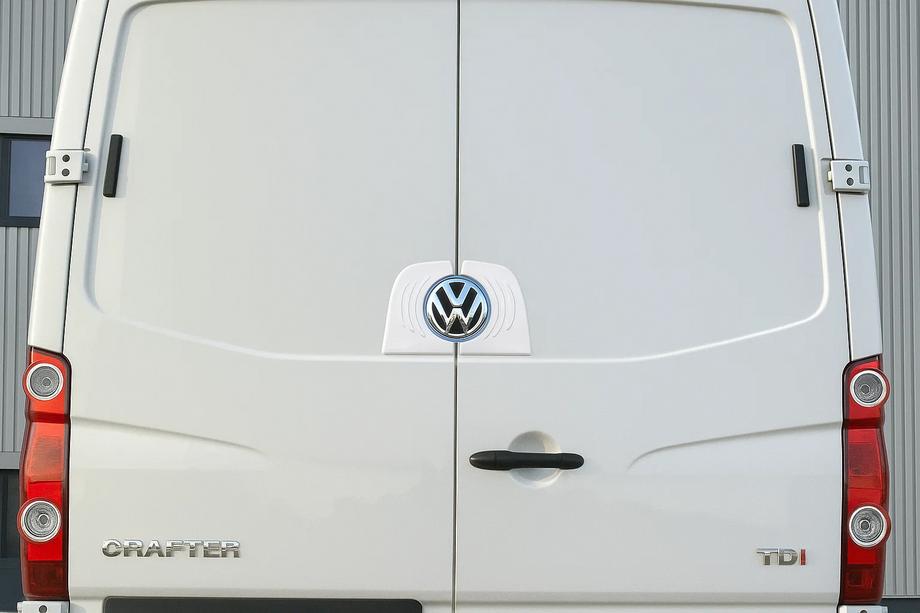 Volkswagen Crafter 2006-2016 гг. Обводка заднего логотипа (нержавейка) Image