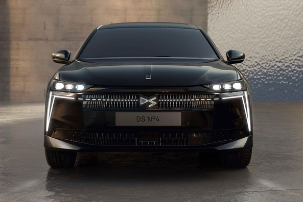 Обзор DS N°4 E-Tense 2025: Обновленный премиум-хэтчбек