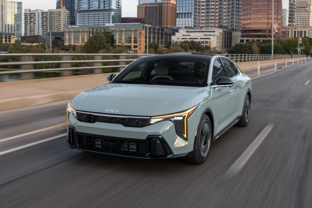 Обзор седана Kia K4 2024 второго поколения