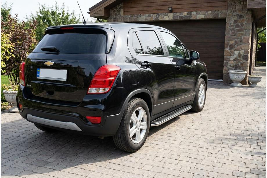 Chevrolet Trax 2012-2023 гг. Боковые Подножки Maydos V1 (2 шт., Алюминий и Нержавейка) Image