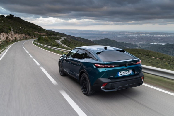 Обзор Peugeot 408: Европейский кросс-хэтч с ярким стилем фото 3