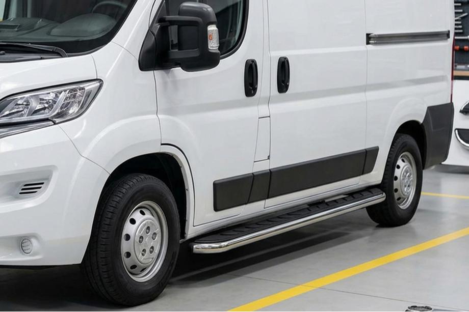 Fiat Ducato 2006-2025 гг. Боковые Подножки Maydos V1 (2 шт., Алюминий и Нержавейка) Image