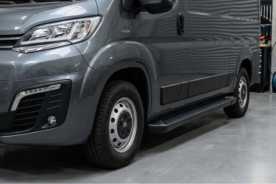 Peugeot Boxer 2006-2025 гг. Боковые Подножки Allmond Black (2 шт., Алюминий) Image