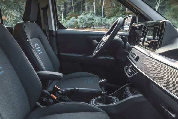 Ford Tourneo Courier второго поколения: Компактный многоцелевой минивэн фото 6