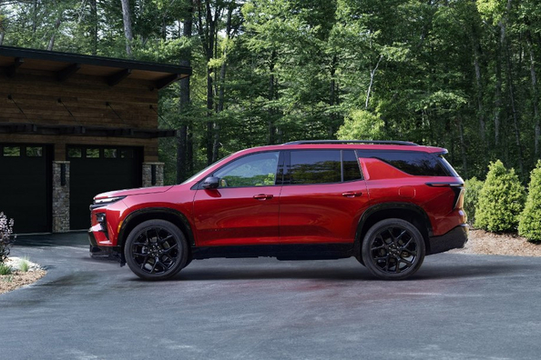Chevrolet Traverse третьего поколения 2024 года: Обзор семейного SUV фото 2