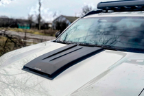Dacia Duster 2024- гг. Накладка на капот SCOOP (Глянец) фото 12