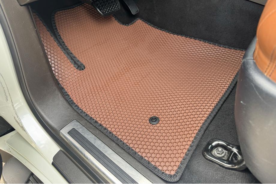 Toyota Land Cruiser 200 2007-2021 гг. Резиновые коврики Carsuit (2007-2012, коричневые) Image
