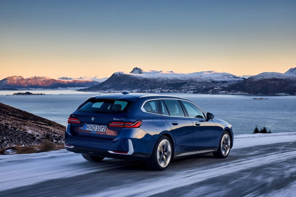 BMW 5 Series Touring (G61) 2024: Обзор универсала