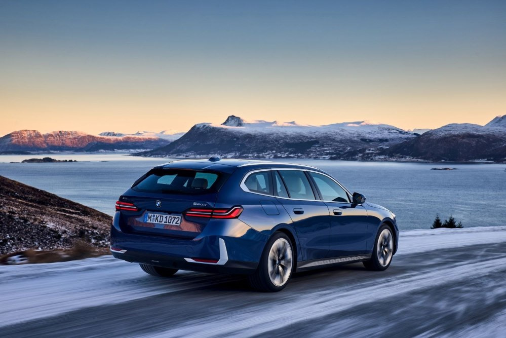 BMW 5 Series Touring (G61) 2024: Обзор универсала