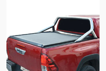 Toyota Hilux 2015- гг. Рулонная крышка кузова Omback (2020-) фото 1