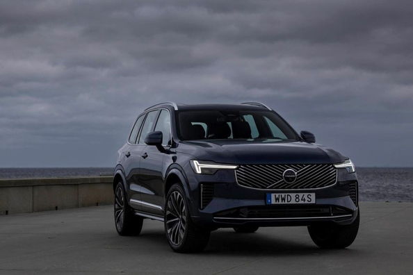 Volvo XC90 II (2024): Роскошный семейный SUV с гибридными технологиями фото 1