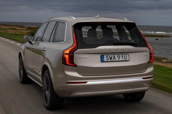 Volvo XC90 II (2024): Роскошный семейный SUV с гибридными технологиями фото 4