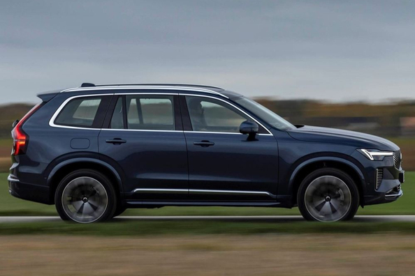 Volvo XC90 II (2024): Роскошный семейный SUV с гибридными технологиями фото 2