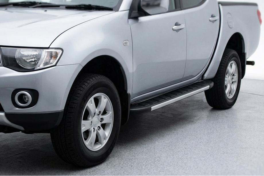 Mitsubishi L200 2006-2015 гг. Боковые Подножки Duru (2 шт., Алюминий) Image